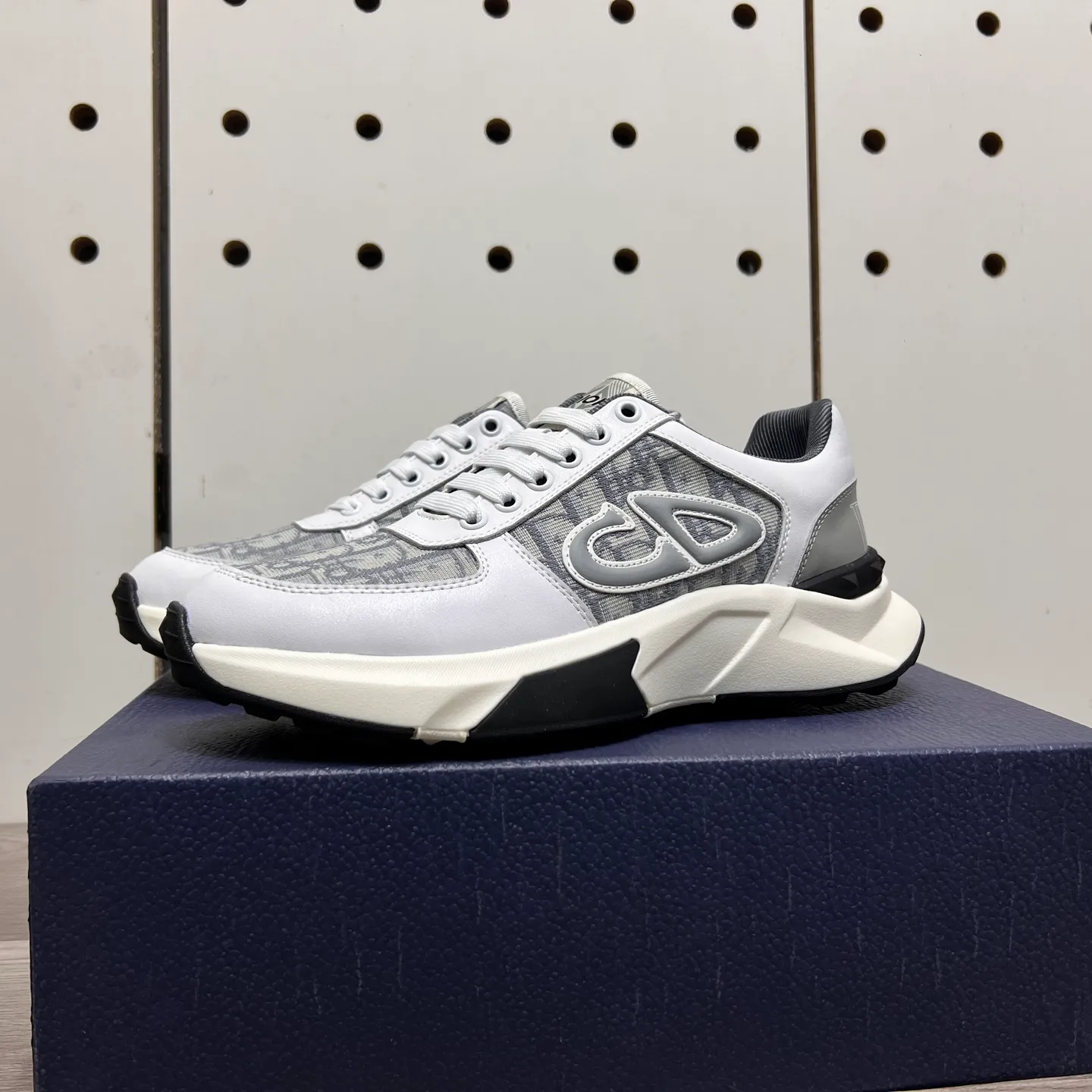 Factory price: 438💰Dior original quality.~ Unique modern style sneakers. 🏃A must-have casual shoe for trendy men😍😍 Imported cowhide fabric, sheepskin foot pads (refuse to discolor and grind feet) soles: Original soles specially provided by the original factory, French lazy style design ⚠️Fit to the feet, original quality, super comfortable original soles. Just like shooting the real thing 🎬The real thing is better, high-quality sneakers, size: 38-44 (45 and 46 can be customized)